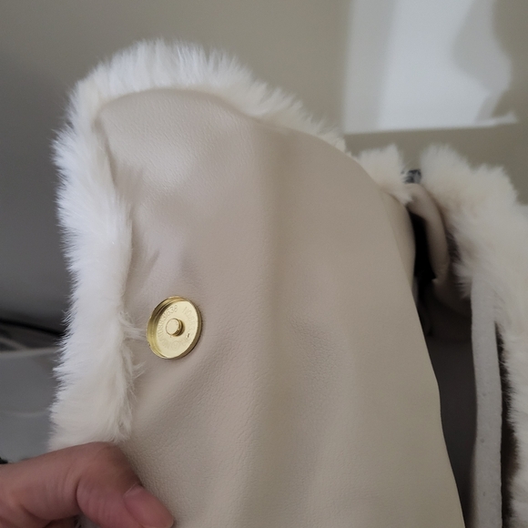 Chic Fur Crossbody Stylist Bag - Picture 5 of 5